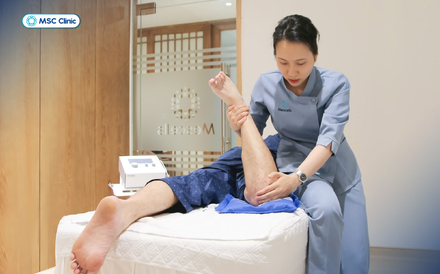 Người bệnh được hướng dẫn tập phục hồi chức năng vận động 1:1 với kỹ thuật viên chuyên nghiệp Người bệnh được hướng dẫn tập phục hồi chức năng vận động 1:1 với kỹ thuật viên chuyên nghiệp