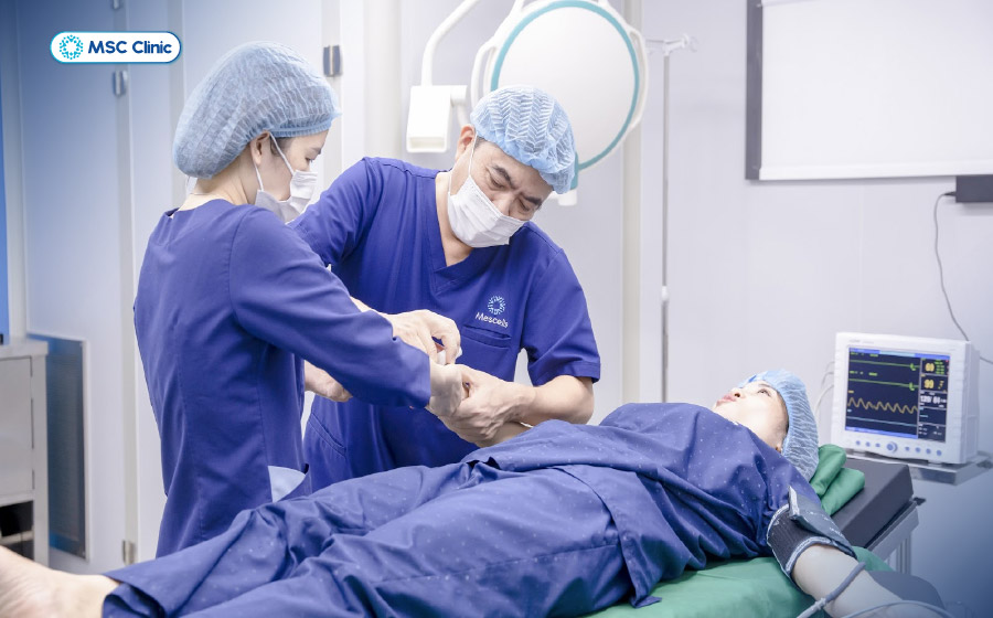 Người bệnh được tiêm nội khớp tại phòng tiêm vô khuẩn nhằm hạn chế tối đa nguy cơ nhiễm trùng