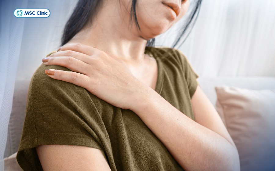 Người bệnh nên thăm khám khi tiếng kêu lục cục đi kèm với tình trạng yếu lực cơ vùng vai Người bệnh nên thăm khám khi tiếng kêu lục cục đi kèm với tình trạng yếu lực cơ vùng vai