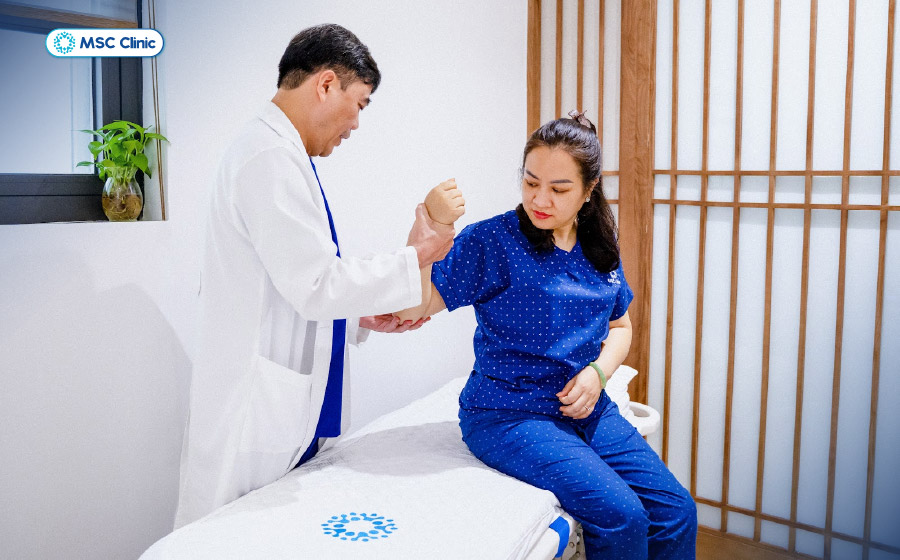 Người bệnh tái khám sau điều trị đau khớp khuỷu tay tại MSC Clinic