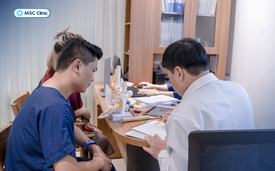 Người bệnh tin tưởng khi thăm khám và điều trị đau gân sau đầu gối tại MSC Clinic Người bệnh tin tưởng khi thăm khám và điều trị đau gân sau đầu gối tại MSC Clinic