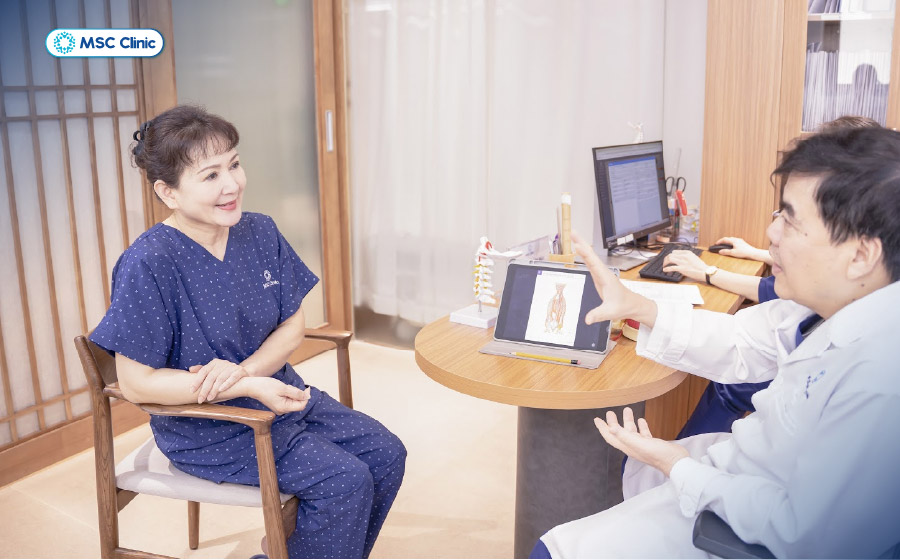 NSND Minh Hòa đang được tư vấn điều trị bởi bác sĩ Thắng tại MSC Clinic NSND Minh Hòa đang được tư vấn điều trị bởi bác sĩ Thắng tại MSC Clinic