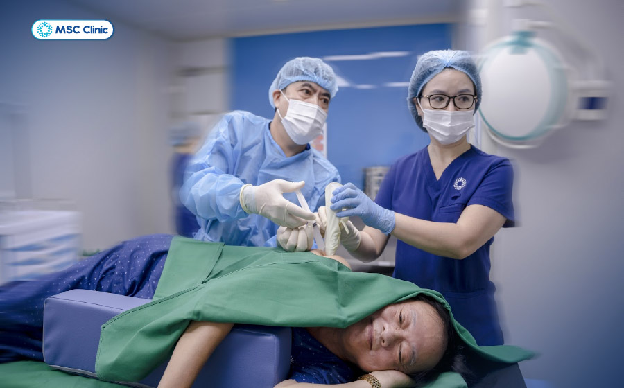 NSUT Phú Thăng tiêm PRP điều trị viêm quanh khớp vai tại MSC Clinic