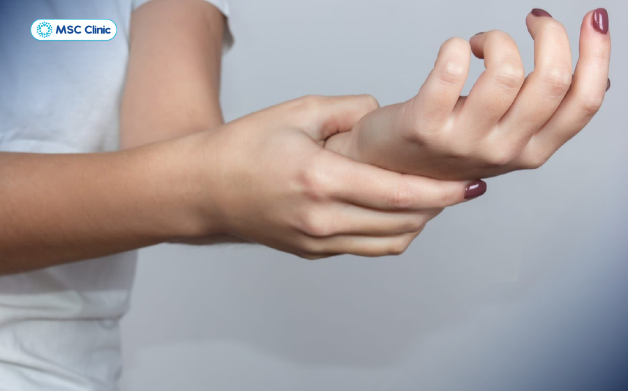 Ở giai đoạn đầu, tê tay chỉ có cảm giác như kiến bò, ngứa ran dưới da