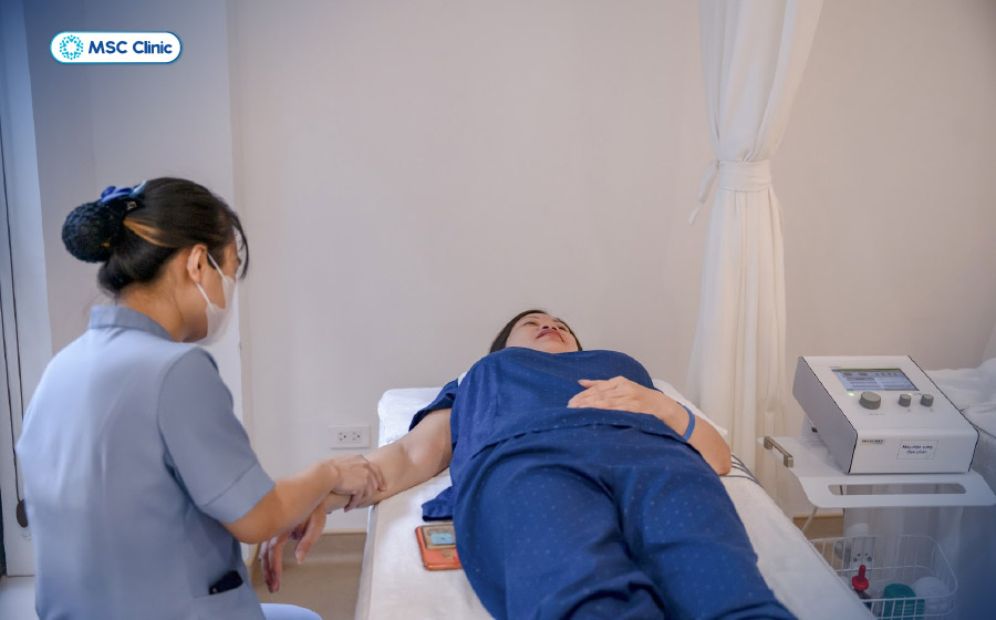 Quá trình tập phục hồi sẽ được chuyên gia/kỹ thuật viên vững tay nghề theo sát để đảm bảo người bệnh tập đủ, tập đúng