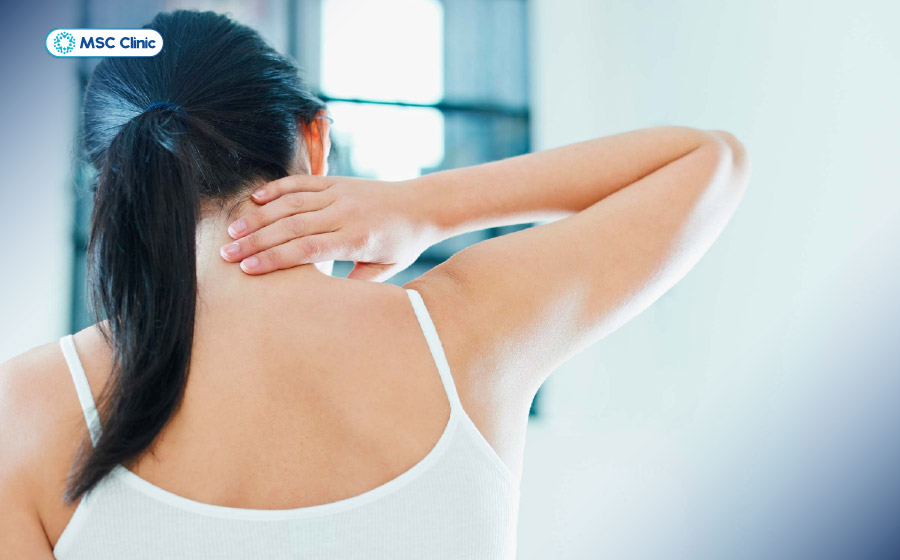 Rách bao xơ đĩa đệm vùng cổ có thể gây đau cổ âm ỉ hoặc đau nhói, đặc biệt tăng lên khi xoay đầu, cúi
