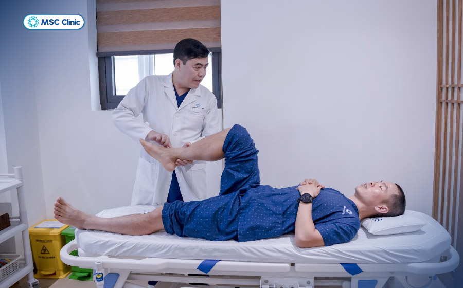 Runner Hùng Hải thăm khám sau thi đấu cùng với BSCKII. Trần Trọng Thắng - Giám đốc chuyên môn MSC Clinic Runner Hùng Hải thăm khám sau thi đấu cùng với BSCKII. Trần Trọng Thắng - Giám đốc chuyên môn MSC Clinic