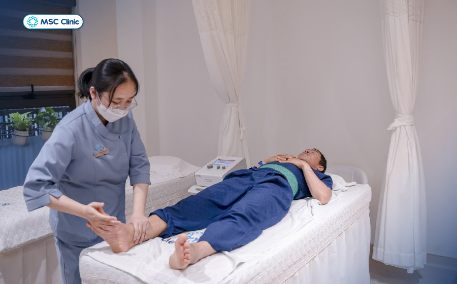 Tập vật lý trị liệu dưới sự hướng dẫn của chuyên gia 
