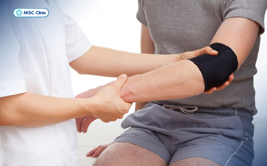 Tennis Elbow gây đau mặt ngoài khuỷu tay khi vận động