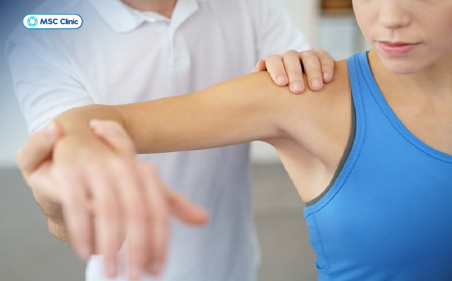 Teo cơ sau thời gian đau cổ vai gáy kéo dài là dấu hiệu cảnh báo cần đi thăm khám