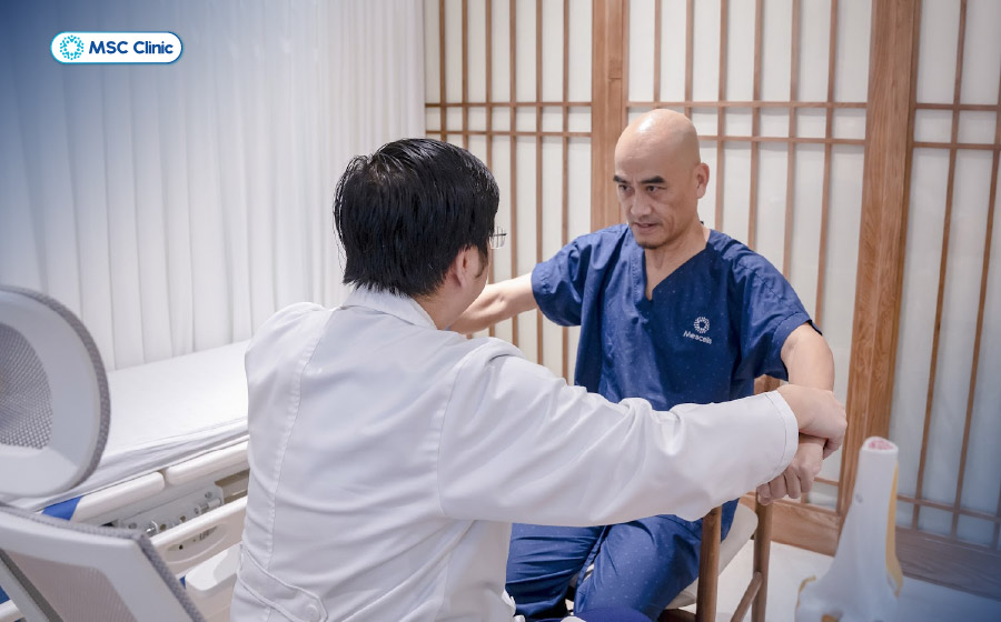 Thông qua thăm khám, bác sĩ có thể bước đầu phân biệt nguyên nhân đau cơ học hay bệnh lý