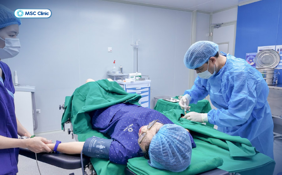 Thủ thuật tiêm nội khớp được thực hiện trong phòng tiêm vô khuẩn đạt chuẩn phòng mổ tại MSC Clinic 