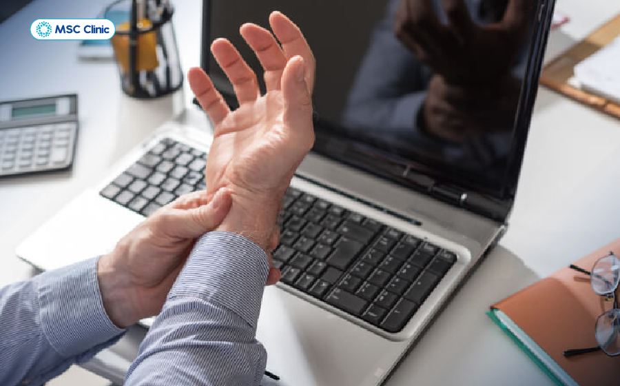 Thường xuyên gõ phím trong thời gian dài khiến dây thần kinh bị chèn ép và gây tê tay