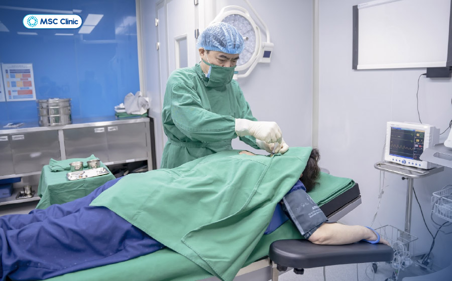 Tiêm PRP là phương pháp hiện đại phù hợp cho trường hợp ngủ dậy bị đau cổ do thoái hoá hoặc viêm Tiêm PRP là phương pháp hiện đại phù hợp cho trường hợp ngủ dậy bị đau cổ do thoái hoá hoặc viêm