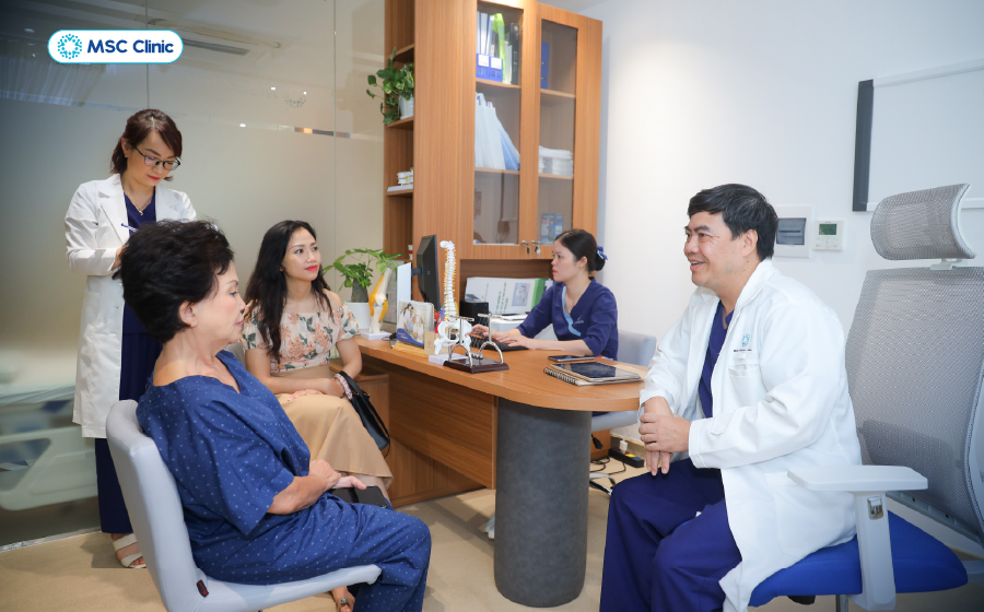 Tình trạng đầu ngón tay đau như kim châm kéo dài, nên đến MSC Clinic để được tư vấn và điều trị đúng hướng