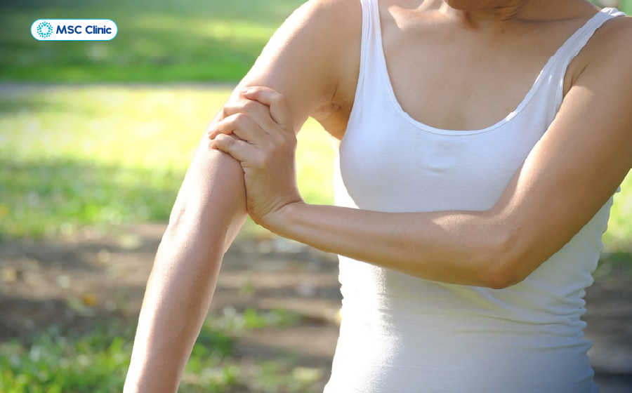 Triệu chứng lan nhanh từ đầu ngón tay ra cánh tay nên đi khám bác sĩ sớm