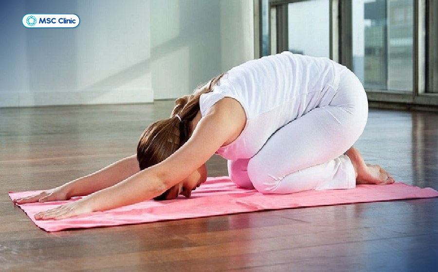 Tư thế em bé giúp thư giãn cột sống và giảm áp lực vùng lưng vai gáy 