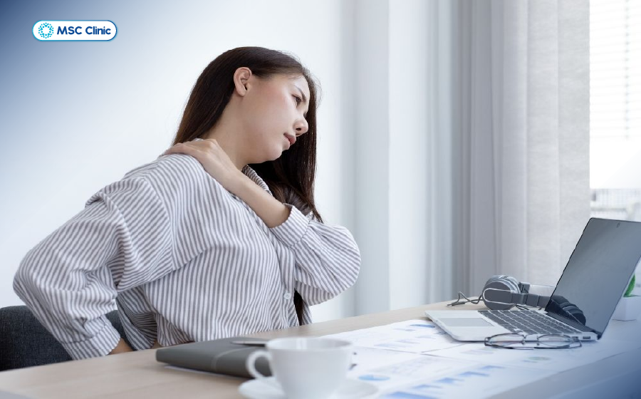 Tư thế làm việc sai như gồng tay phải sử dụng chuột gây đau cổ vai gáy bên phải