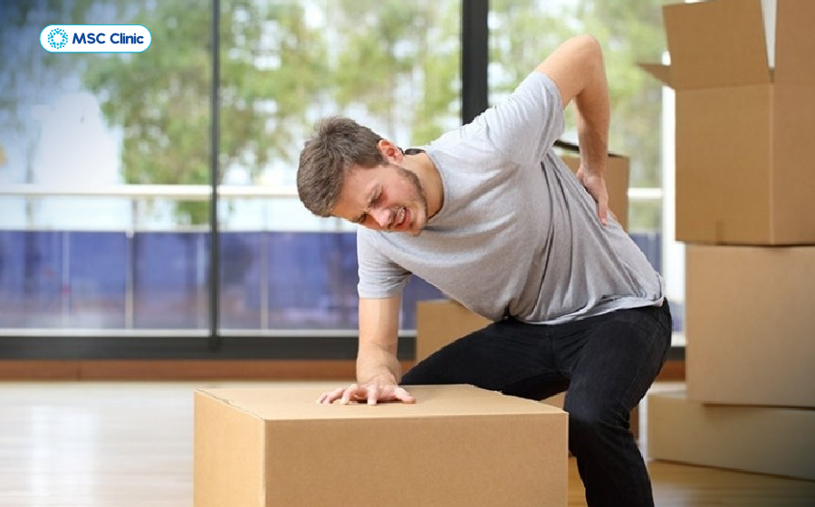 Tư thế nâng vật nặng sai cách gây ra tình trạng căng cơ lưng đột ngột Tư thế nâng vật nặng sai cách gây ra tình trạng căng cơ lưng đột ngột