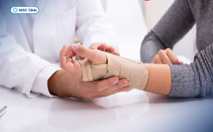 Vật lý trị liệu - phục hồi chức năng đóng vai trò quan trọng để lấy lại cử động bàn tay