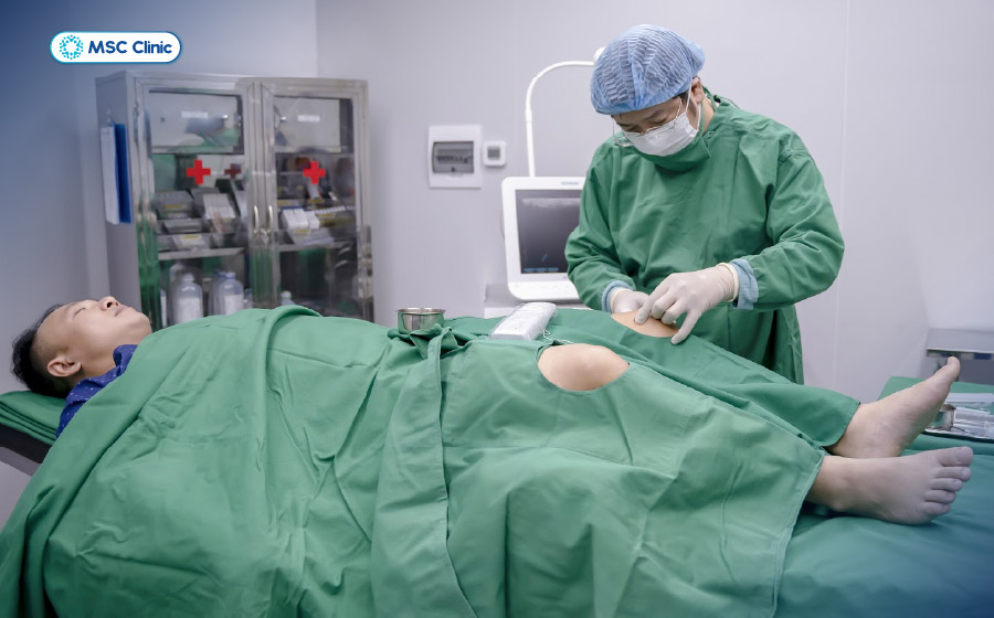 Tiêm huyết tương giàu tiểu cầu PRP tại MSC Clinic được thực hiện trong phòng tiêm vô khuẩn đạt chuẩn phòng phẫu thuật Tiêm huyết tương giàu tiểu cầu PRP tại MSC Clinic được thực hiện trong phòng tiêm vô khuẩn đạt chuẩn phòng phẫu thuật