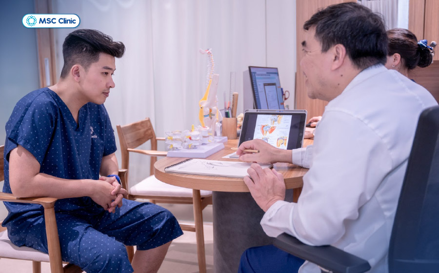 Anh Đỗ Hoàng Việt, Tổng Giám đốc Golden Phoenix, đang trao đổi với bác sĩ Thắng về lộ trình điều trị Anh Đỗ Hoàng Việt, Tổng Giám đốc Golden Phoenix, đang trao đổi với bác sĩ Thắng về lộ trình điều trị
