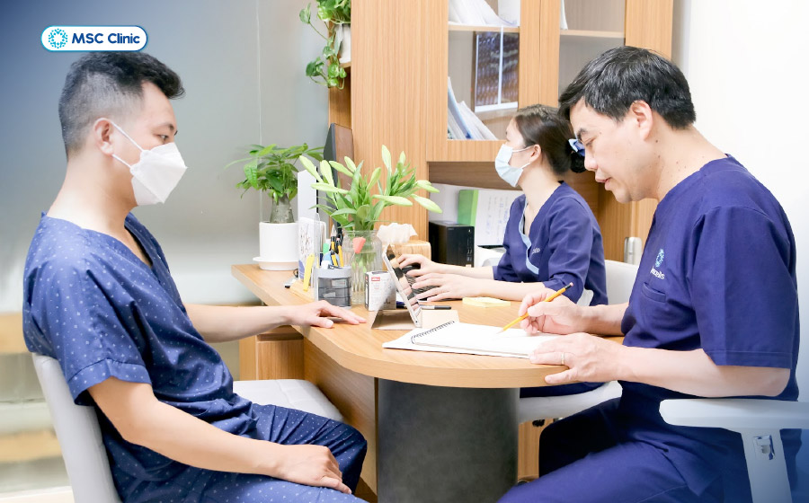Anh Nguyễn Tiến Chung gặp chấn thương thể thao và đang được tư vấn điều trị bởi bác sĩ Trần Trọng Thắng tại MSC Clinic