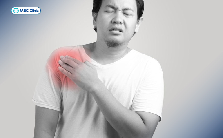 Bả vai đau nhức không giơ lên cao được có thể là dấu hiệu cảnh báo các bệnh lý về cơ xương khớp Bả vai đau nhức không giơ lên cao được có thể là dấu hiệu cảnh báo các bệnh lý về cơ xương khớp