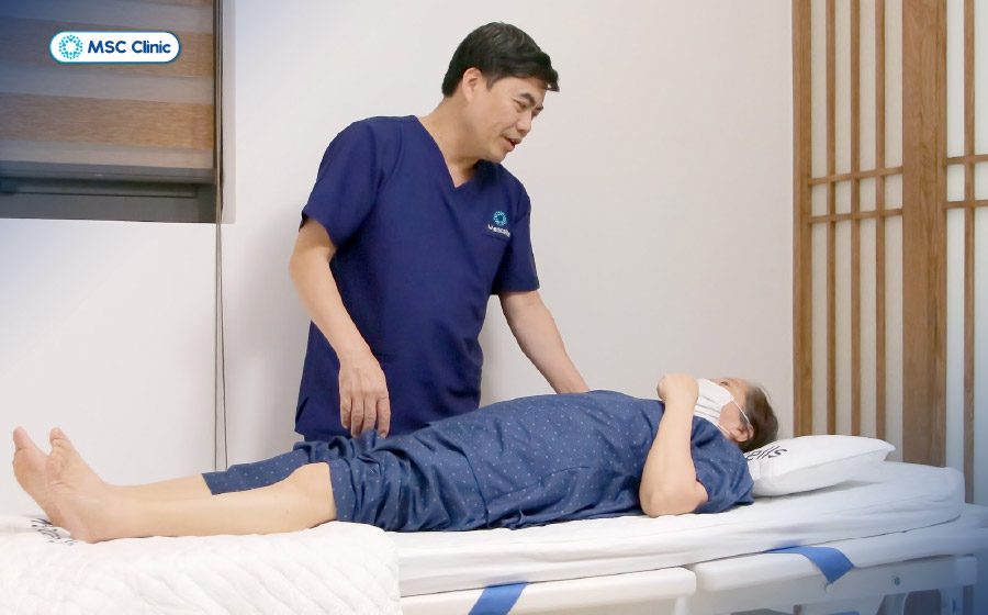 Bác sĩ Thắng theo sát và đồng hành cùng bà Tiêm trong suốt quá trình thăm khám, điều trị tại MSC Clinic Bác sĩ Thắng theo sát và đồng hành cùng bà Tiêm trong suốt quá trình thăm khám, điều trị tại MSC Clinic
