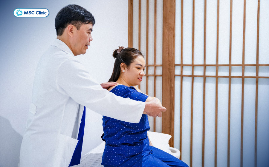 Bệnh nhân được bác sĩ tư vấn bài tập phù hợp và hỗ trợ tập luyện Bệnh nhân được bác sĩ tư vấn bài tập phù hợp và hỗ trợ tập luyện