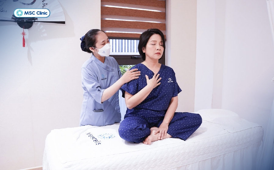Bệnh nhân được chuyên viên phục hồi chức năng hỗ trợ 1:1 trong suốt quá trình luyện tập