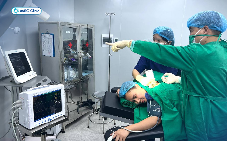 Bệnh nhân được điều trị bằng các liệu pháp y học tái tạo