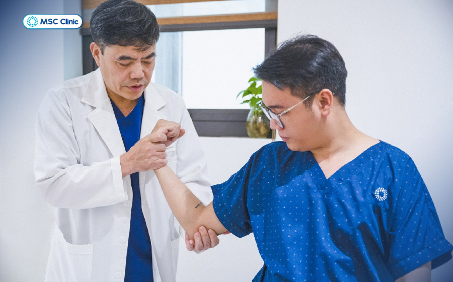 Bệnh nhân nên lựa chọn cơ sở y tế uy tín để thăm khám và điều trị tình trạng đau khớp khuỷu tay Bệnh nhân nên lựa chọn cơ sở y tế uy tín để thăm khám và điều trị tình trạng đau khớp khuỷu tay