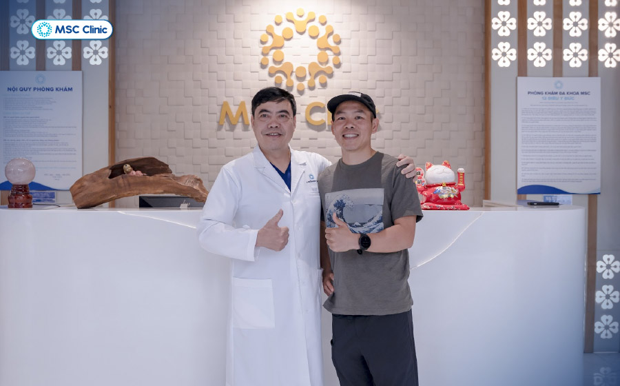 BSCKII Trần Trọng Thắng chụp ảnh cùng Runner Hùng Hải sau khi điều trị BSCKII Trần Trọng Thắng chụp ảnh cùng Runner Hùng Hải sau khi điều trị