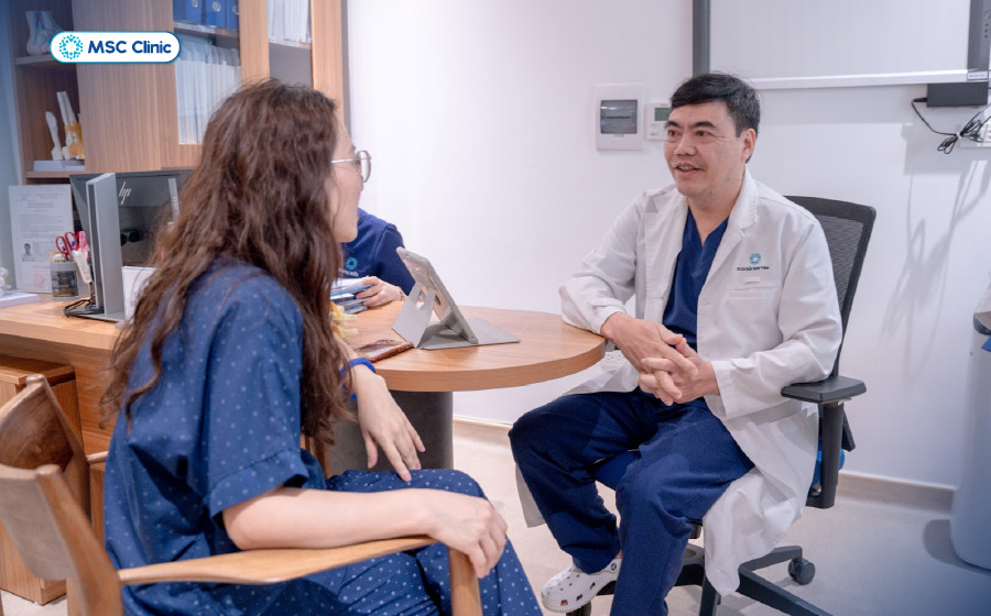 BSCKII. Trần Trọng Thắng thăm khám cho bệnh nhân bị thoái hóa khớp BSCKII. Trần Trọng Thắng thăm khám cho bệnh nhân bị thoái hóa khớp
