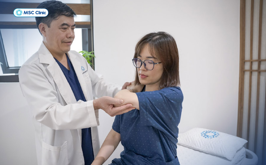 BSCKII Trần Trọng Thắng thăm khám cho bệnh nhân đau khuỷu tay