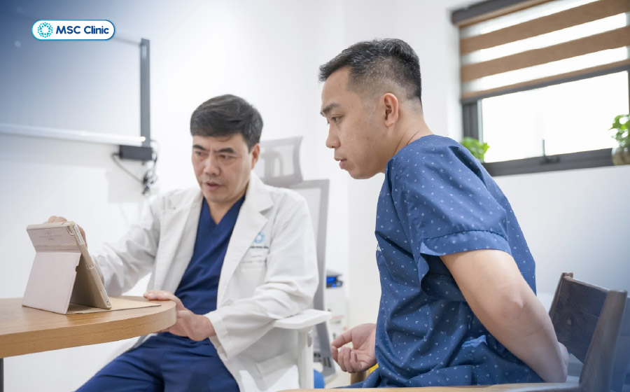 BSCKII Trần Trọng Thắng thăm khám cho bệnh nhân