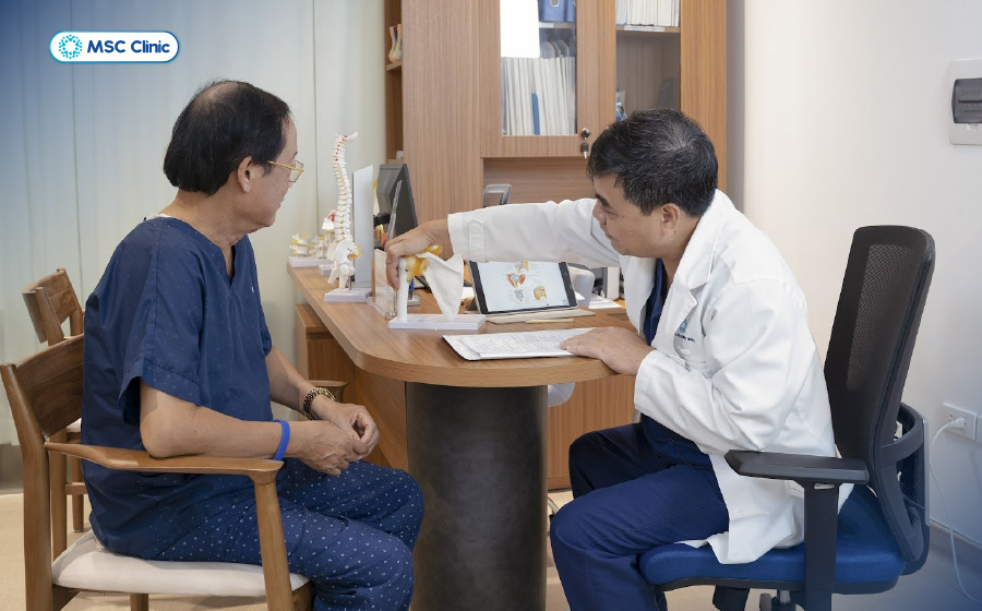 BSCKII Trần Trọng Thắng thăm khám và đánh giá chức năng vận động khớp vai cho NSƯT Phú Thăng BSCKII Trần Trọng Thắng thăm khám và đánh giá chức năng vận động khớp vai cho NSƯT Phú Thăng