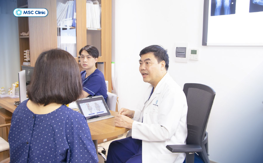 BSCKII Trần Trọng Thắng trực tiếp thăm khám và đánh giá nguyên nhân gây tràn dịch khớp gối cho người bệnh