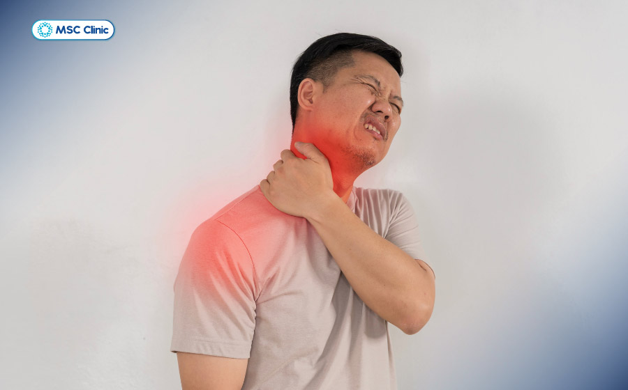 Căng cơ vai gây đau nhức, co thắt vùng bả vai và làm hạn chế vận động của cánh tay Căng cơ vai gây đau nhức, co thắt vùng bả vai và làm hạn chế vận động của cánh tay