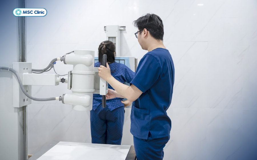 Chụp X-quang để kiểm tra cột sống và loại trừ các nguyên nhân đau lưng khác Chụp X-quang để kiểm tra cột sống và loại trừ các nguyên nhân đau lưng khác