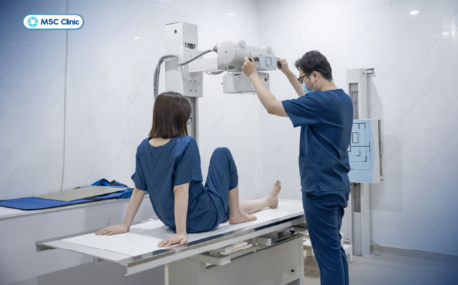 Chụp X-quang giúp phát hiện tình trạng gãy xương hay trật khớp cổ chân Chụp X-quang giúp phát hiện tình trạng gãy xương hay trật khớp cổ chân