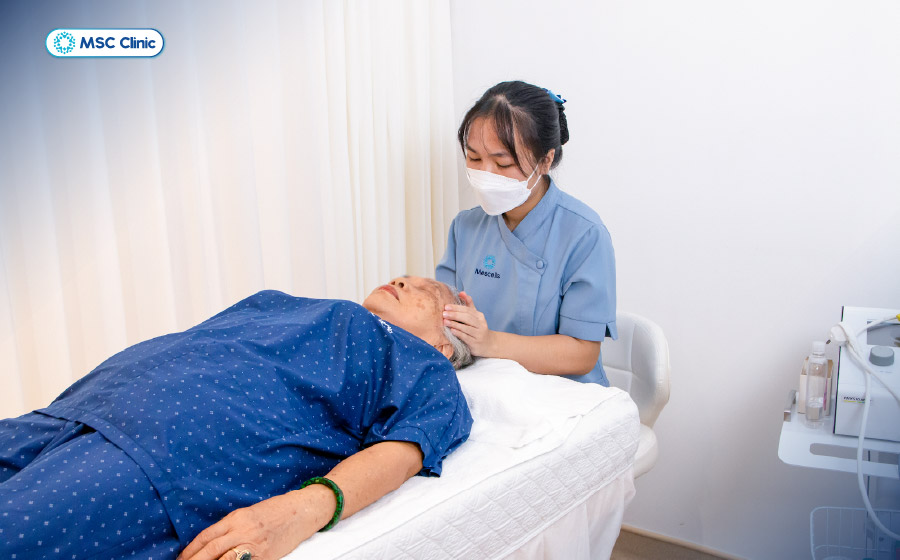 Chuyên viên vật lý trị liệu đồng hành cùng người bệnh
