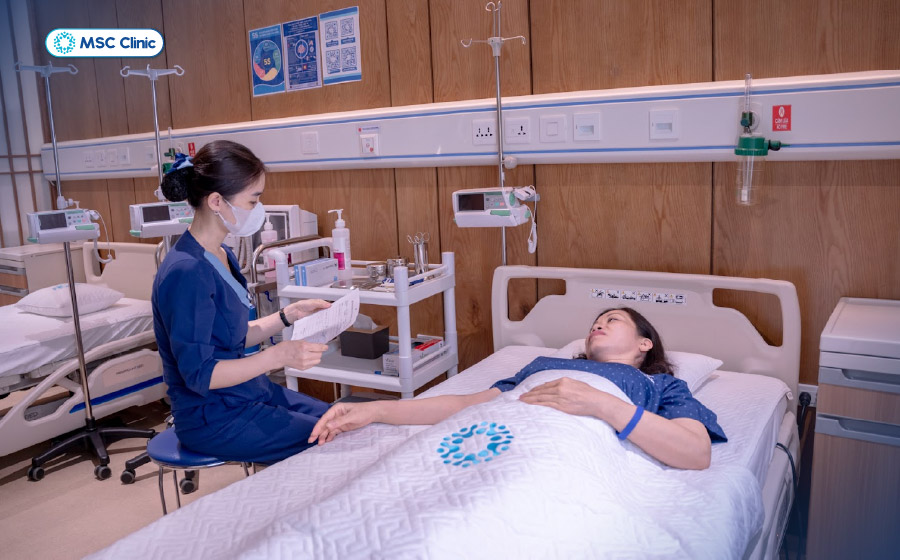 Cô H. nằm nghỉ trong buổi điều trị viêm khớp háng tại MSC Clinic Cô H. nằm nghỉ trong buổi điều trị viêm khớp háng tại MSC Clinic