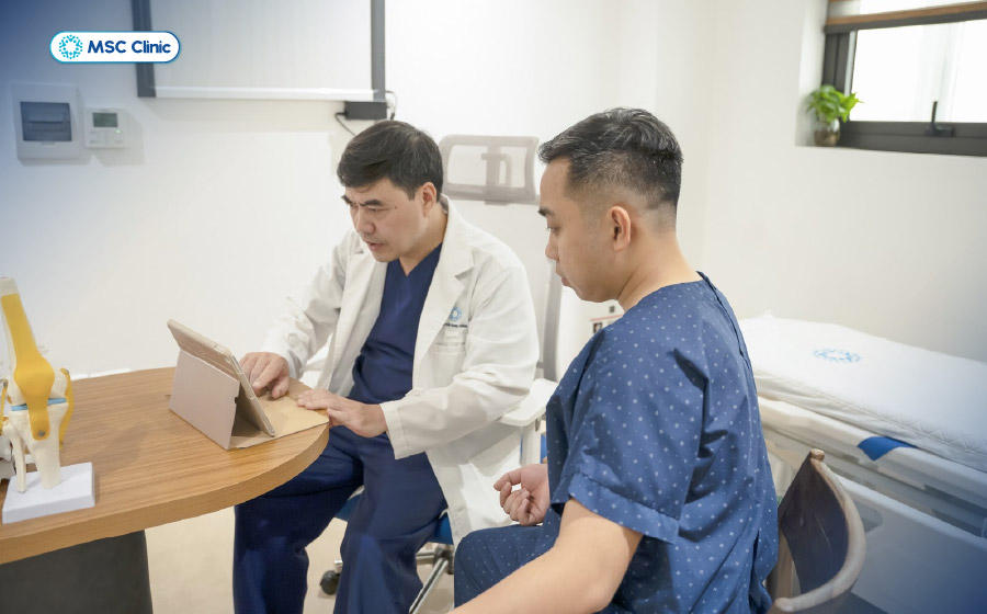 Cơn đau vai kéo dài, không cải thiện thì nên đến thăm khám bác sĩ chuyên khoa để xác định nguyên nhân Cơn đau vai kéo dài, không cải thiện thì nên đến thăm khám bác sĩ chuyên khoa để xác định nguyên nhân