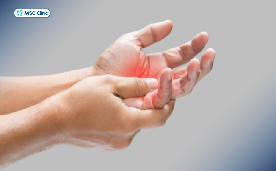 Đau khuỷu tay kèm cảm giác tê bì ở tay cần được đi thăm khám ngay với bác sĩ