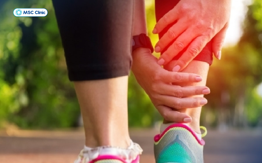 Đau và cứng khớp cổ chân vào buổi sáng có thể ảnh hưởng đến việc đi lại và sinh hoạt hàng ngày Đau và cứng khớp cổ chân vào buổi sáng có thể ảnh hưởng đến việc đi lại và sinh hoạt hàng ngày