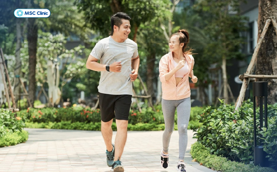 Đi bộ là hình thức vận động đơn giản nhưng mang lại nhiều lợi ích, đặc biệt ở người ít vận động hoặc đau nhức kéo dài