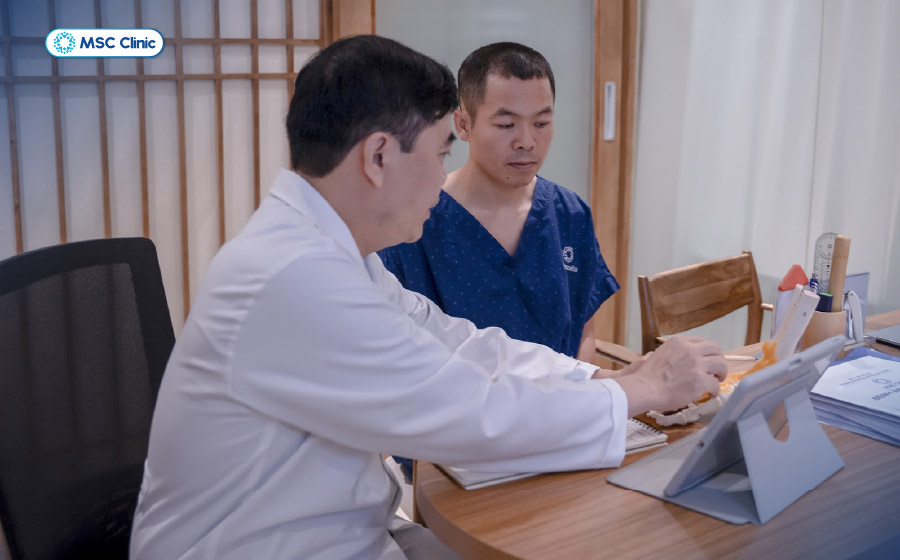 Đội ngũ bác sĩ Cơ xương khớp tại MSC Clinic thực hiện đánh giá toàn diện, hỗ trợ xây dựng kế hoạch chăm sóc phù hợp cho từng người bệnh Đội ngũ bác sĩ Cơ xương khớp tại MSC Clinic thực hiện đánh giá toàn diện, hỗ trợ xây dựng kế hoạch chăm sóc phù hợp cho từng người bệnh