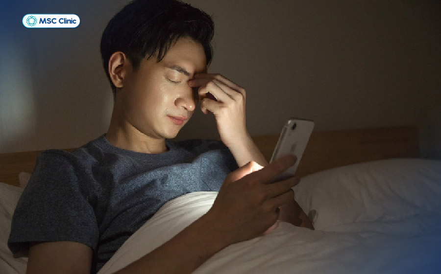 Dùng điện thoại nhiều giờ trước khi ngủ có thể khiến cơ cổ vai gáy căng cứng và làm cơn đau nhức về đêm trở nên rõ rệt hơn